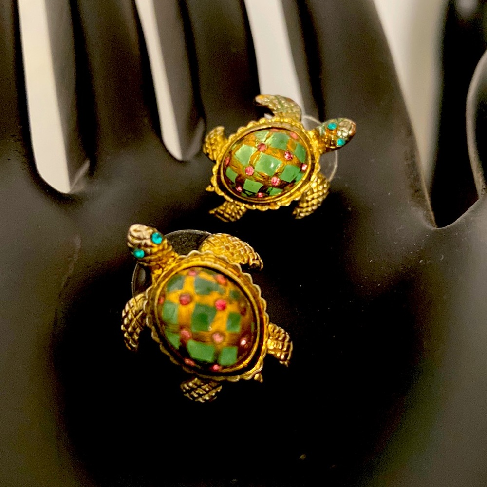 BETSEY Johnson Turtle Stud Earrings